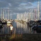 Der Yachthafen ist riesig groß - hier im Abendlicht.