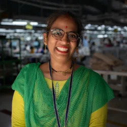 Mitarbeiterin in einer Textilfabrik in Indien